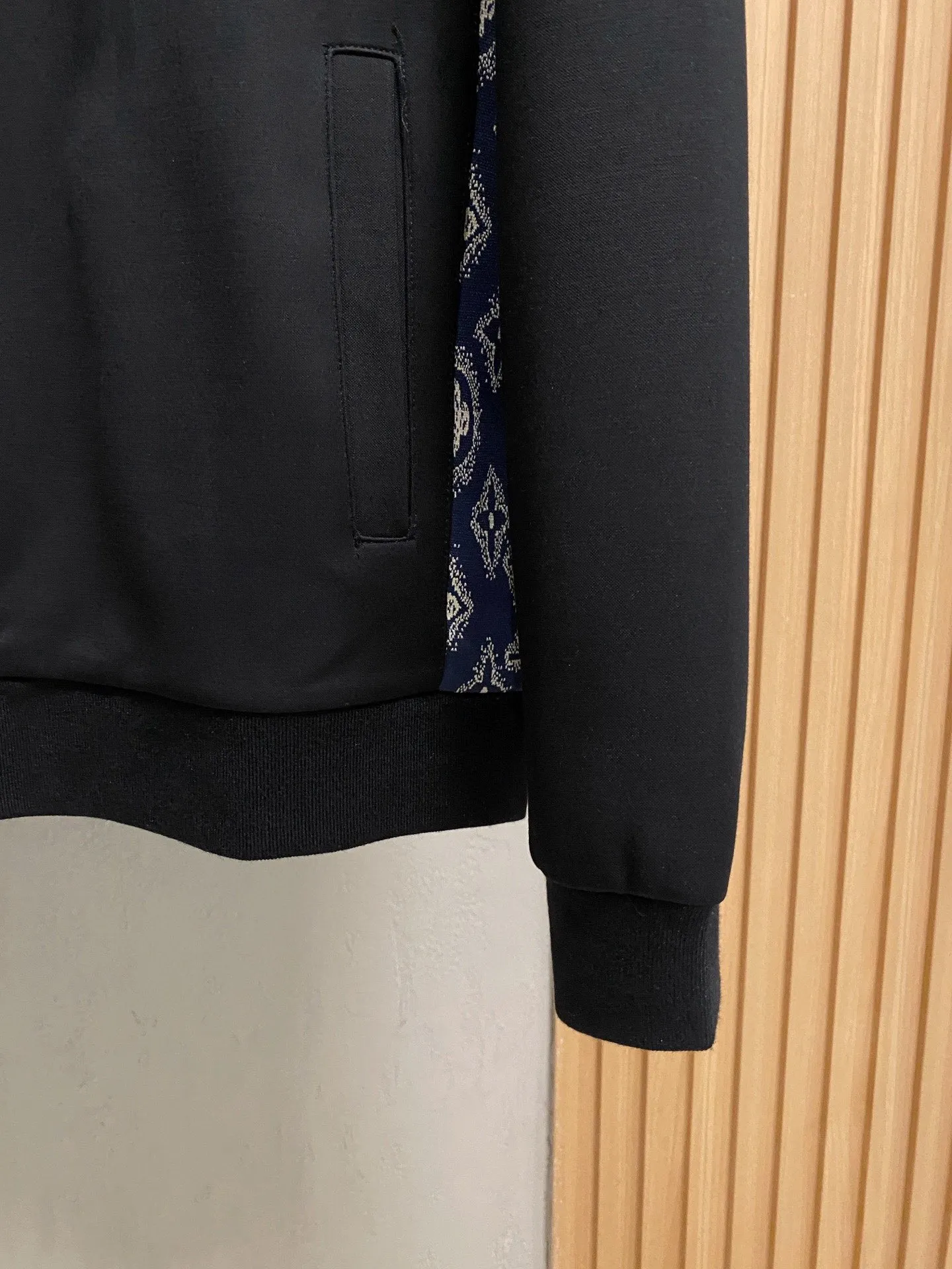 🅿️720 [LV Louis Vuitton] hot-selling suit is coming. Focus on the original version of the official website. 2025 new hot-selling cardigan and sweatshirt suit. The original order is the best. 🇭🇰The meticulous work of top designers. It has a fitting and perfect upper body effect. All-natural high-quality Tencel Roman cotton 100%, close-fitting comfort, noble and elegant! Original hardware embodies elegance and nobility! Counter size: M-3XL (maximum wear up to 190 pounds)